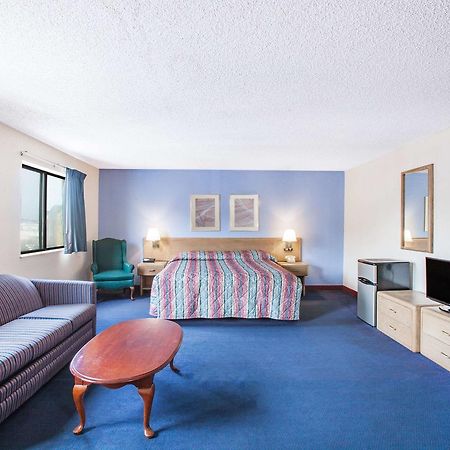 Hotel Super 8 By Wyndham Hot Springs Exteriér fotografie