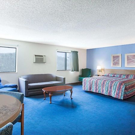 Hotel Super 8 By Wyndham Hot Springs Exteriér fotografie