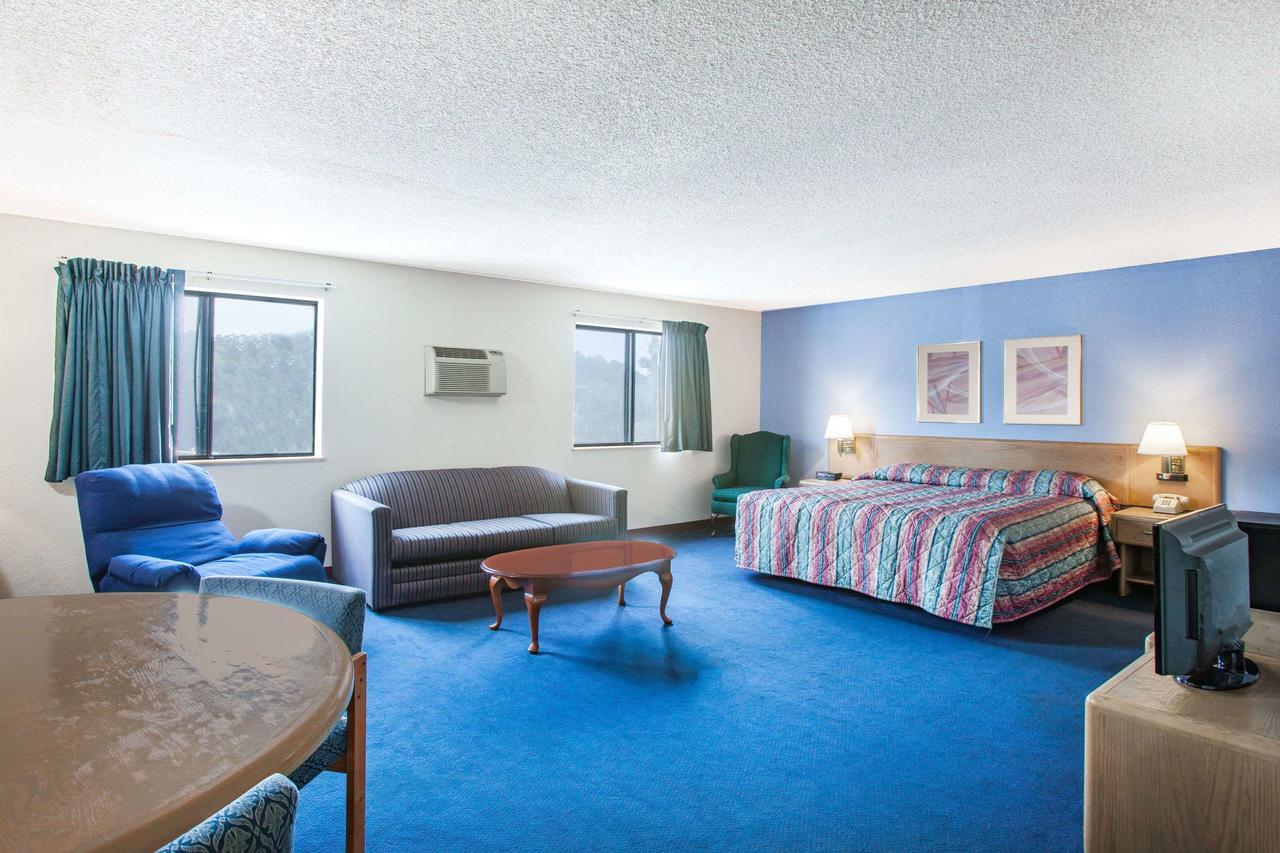 Hotel Super 8 By Wyndham Hot Springs Exteriér fotografie